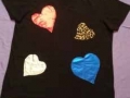 Camiseta corazones negra