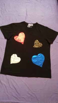Camiseta corazones negra